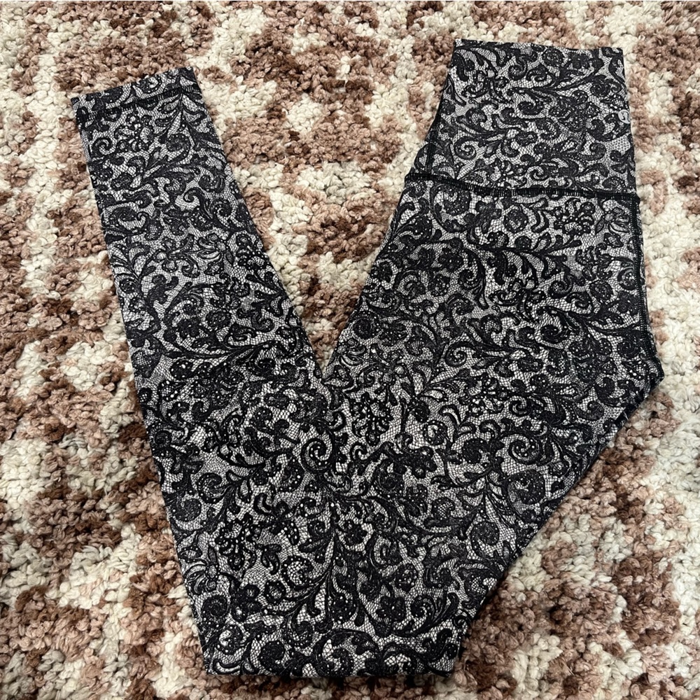 Like new, lululemon Wunder under luxtreme leggings size 4